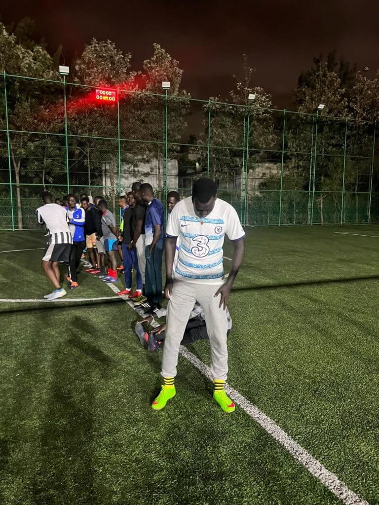 عدد من اللاجئين السودانيين يقضون أوقات فراغهم في لعب كرة القدم معية جنسيات أخرى