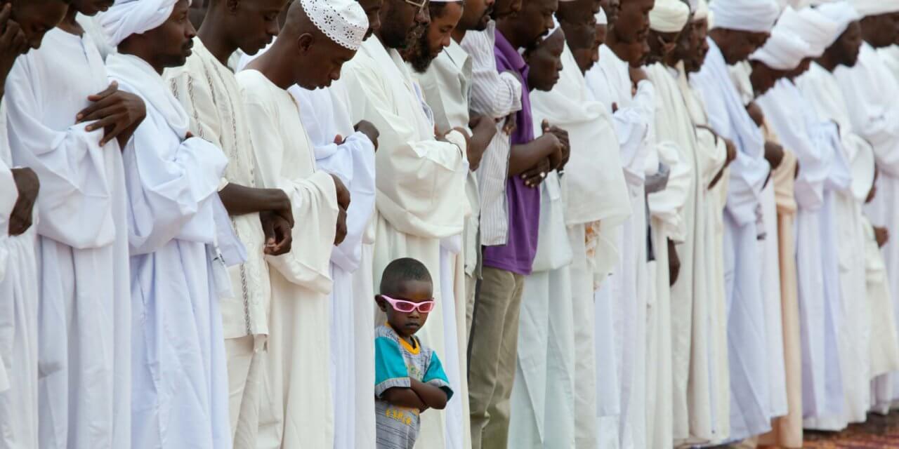 ساحات ملونة وأهازيج طروبة.. عن روابط السودانيين المتينة!