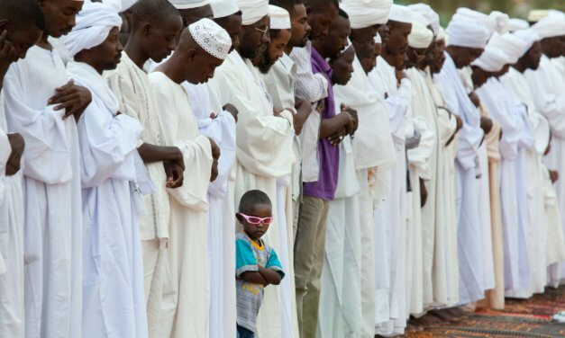 ساحات ملونة وأهازيج طروبة.. عن روابط السودانيين المتينة!